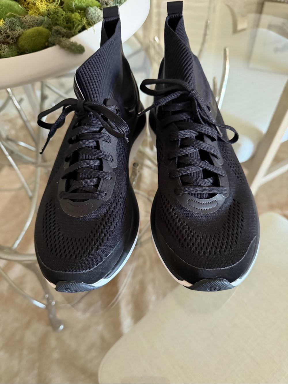 lululemon athletica women’s Black and White Low-Top Sneakers excellent condition